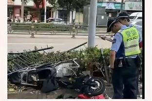 他好爱？哪怕在赛前唱歌环节 狄龙都目光如炬&死死盯着詹姆斯